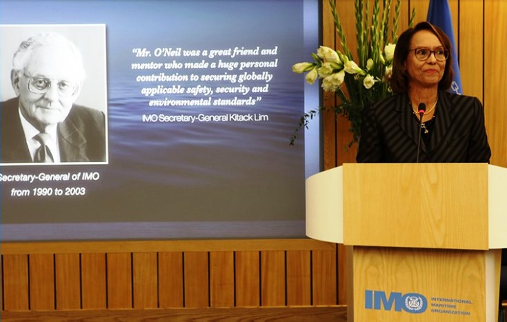 El Secretario General rinde un homenaje especial al Sr. William O'Neil, en la ceremonia anual de entrega de premios de la OMI
